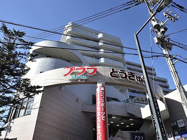京急線「杉田」駅直結。東急ストアをはじめ約60のお店やクリニック、施設が入っています。