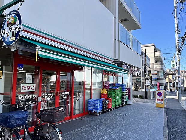 ちょっと買い物したいときにすぐ行ける都市型小型スーパー。コンパクトながらも品揃えのよいスーパーです。