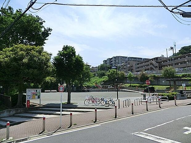 住宅街の中の明るい公園。広い広場とお子様が楽しめる遊具が揃っています。