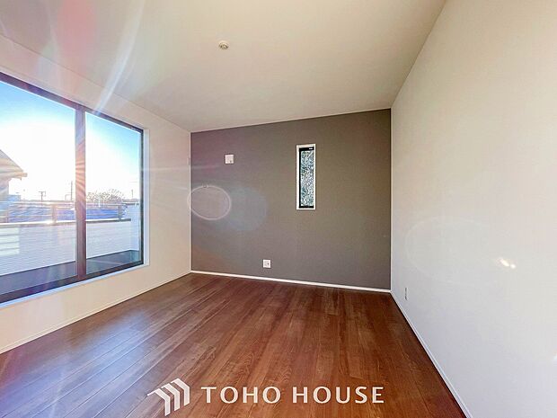 一日の疲れをいやしてくれる主寝室。大きな窓からたっぷりと陽光が注がれる明るい空間。