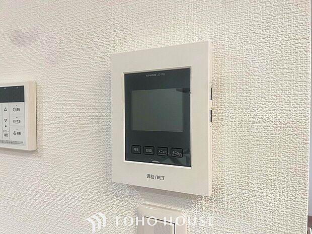 誰が来てもわかる様にモニター付きインターホンを設置。快適と安らぎを合わせた優しい設計。