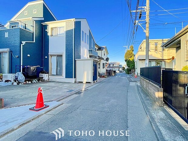 前面道路含む現地写真『快適』は「家」と「街」と「環境」が調和した時に訪れるだと改めて感じさせてくれます。