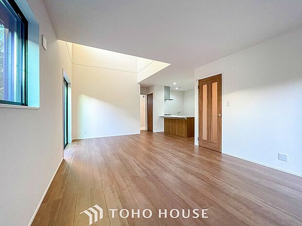 家族と過ごすひと時を溢れる光が優しく包み込むリビングダイニング。