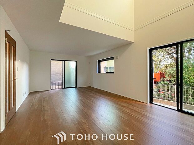 忙しい朝でも、しっかり家族が揃って食事をして頂けるゆとりある大きさのダイニングスペース。