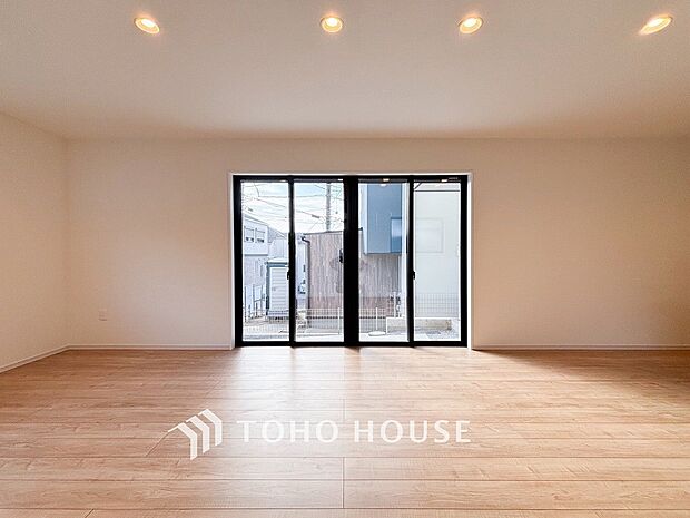 明るく開放的な空間が広がるLDK。室内には豊かな陽光が注ぎ込み、爽やかな住空間を演出。