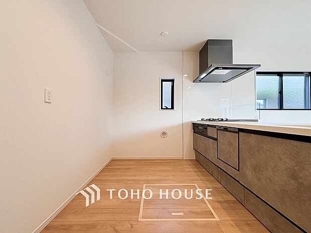 ご家族みんなで調理ができる位のスペースを実現したキッチン空間となっております。