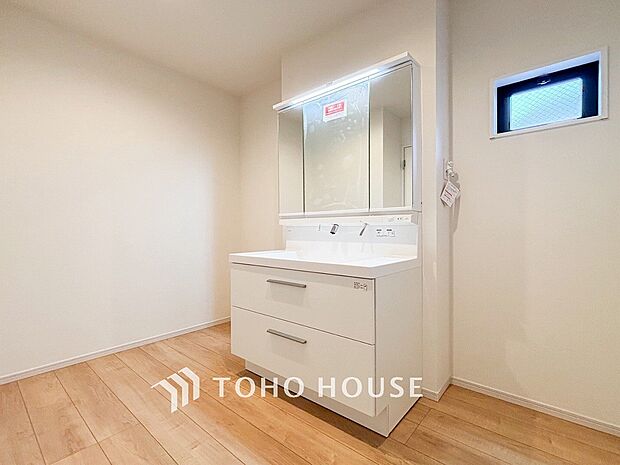 洗面台・洗面所パウダールームはナチュラルな雰囲気で清潔な印象。