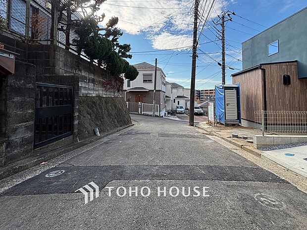 前面道路含む現地写真『快適』は「家」と「街」と「環境」が調和した時に訪れるだと改めて感じさせてくれます。