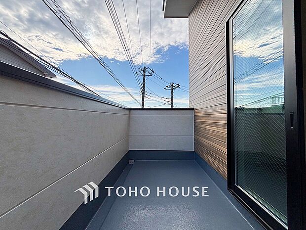 陽光とそよ風に触れることができるバルコニー。