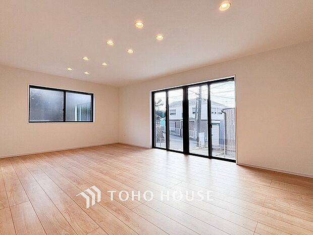 家族と過ごすひと時を溢れる光が優しく包み込むリビングダイニング。