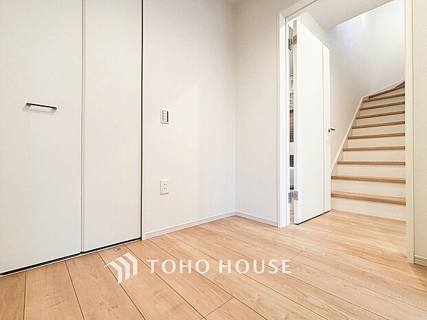 上質感漂う廊下。居住者の帰り、訪れる方を優しく迎える・安らぎに満ちた生活空間を予感させる。