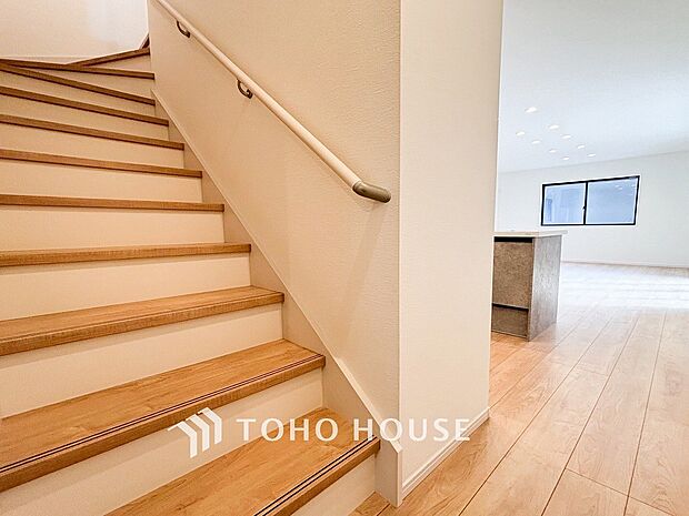 パブリックゾーンとプライベートゾーン繋ぐ階段。豊かな陽光が注ぎ込み、爽やかな住空間を演出。