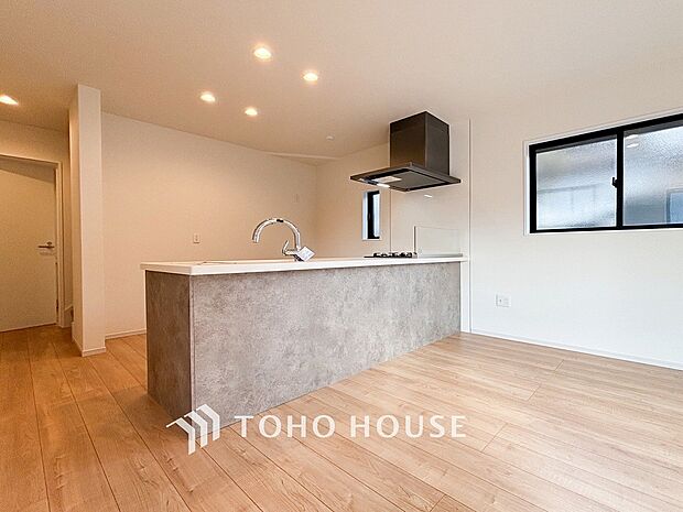 自然と家族が集う、開放感のある明るいダイニング。