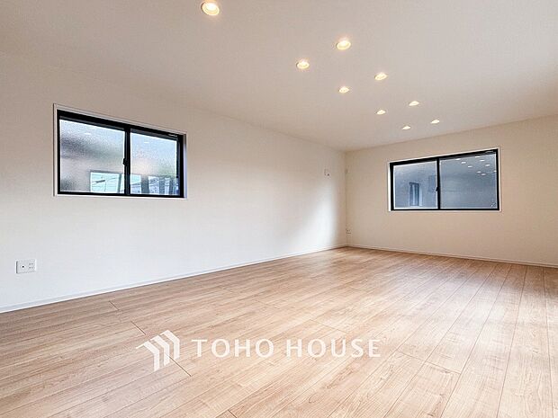 光と風があふれる開放的なリビングダイニングには自然と家族みんなが集まってきます。