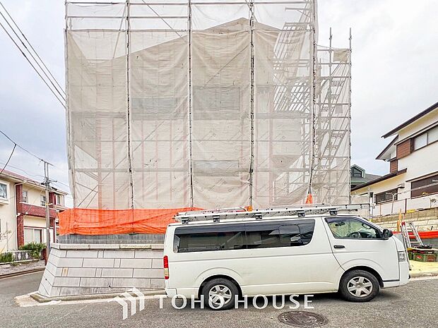 住む人を映し出す洗練された佇まいは、いつまでも輝き続けながらいつしか街の風景に溶け込んでいきます。