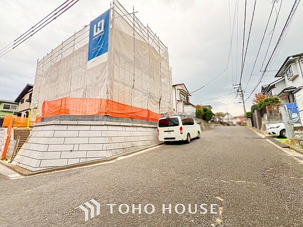 前面道路含む現地写真『快適』は「家」と「街」と「環境」が調和した時に訪れるだと改めて感じさせてくれます。