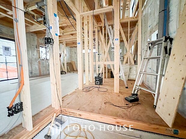 やわらかな陽射しがふりそそぎ、ゆったりした時間が流れる室内。