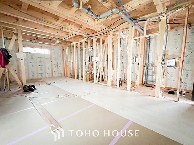 忙しい朝でも、しっかり家族が揃って食事をして頂けるゆとりある大きさのダイニングスペース。