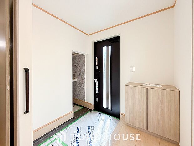 居住者の帰り、訪れる方を優しく迎えてくれる開放感のある玄関。