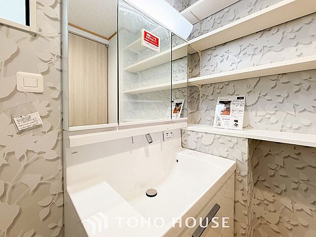 洗面台・洗面所パウダールームはナチュラルな雰囲気で清潔な印象。