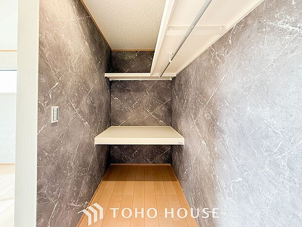 衣類だけでなく大きな荷物も収納でき、お部屋がすっきりします。