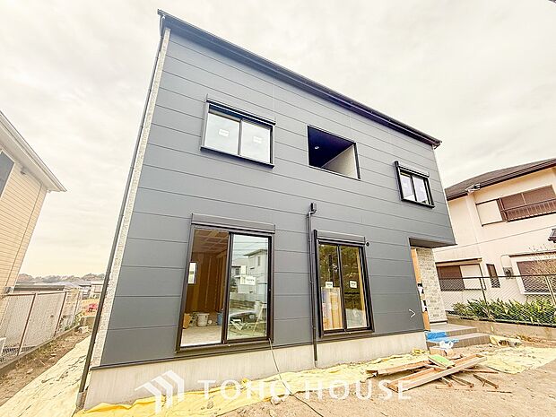 爽やかな青空の下に贅沢なほどに降り注ぐ陽光、豊かな居住性と、クオリティが見事に調和した住空間。