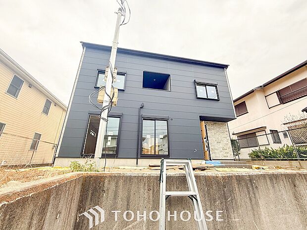 時代の流れに惑わされないシックなカラートーンで街並みに溶け込む外観。