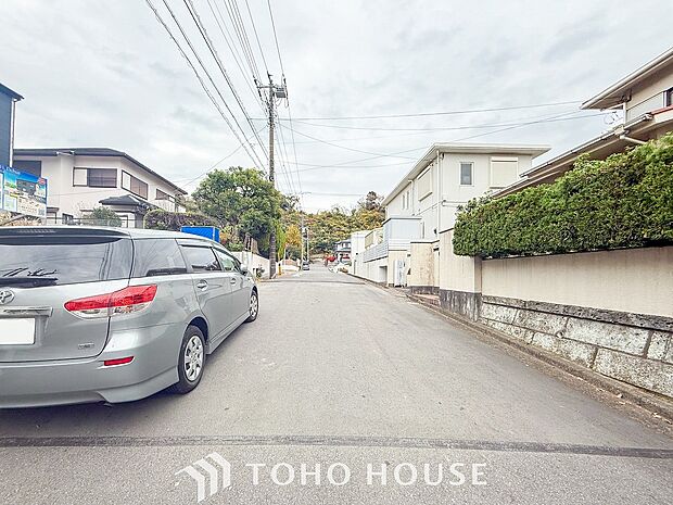 前面道路含む現地写真『快適』は「家」と「街」と「環境」が調和した時に訪れるだと改めて感じさせてくれます。