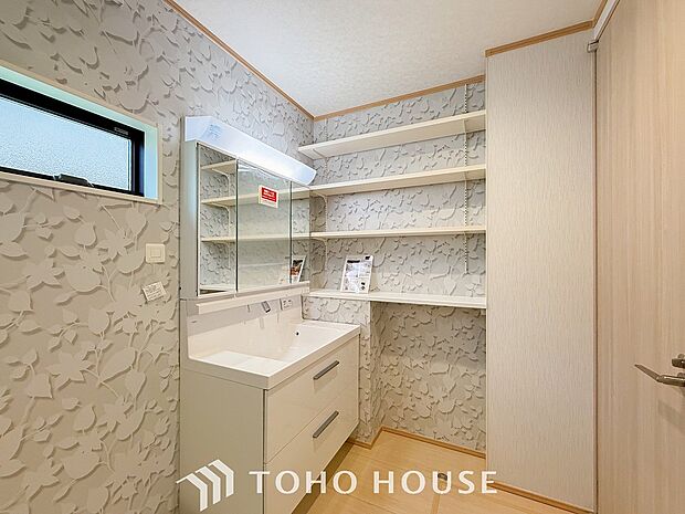 落ち着いた空間を演出するカラーと、ゆったりお使い頂ける広さが魅力のパウダールーム。