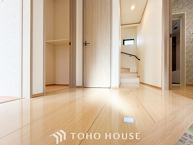 やわらかな陽射しがふりそそぎ、ゆったりした時間が流れる室内。