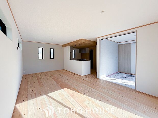 光と風があふれる開放的なリビングダイニングには自然と家族みんなが集まってきます。