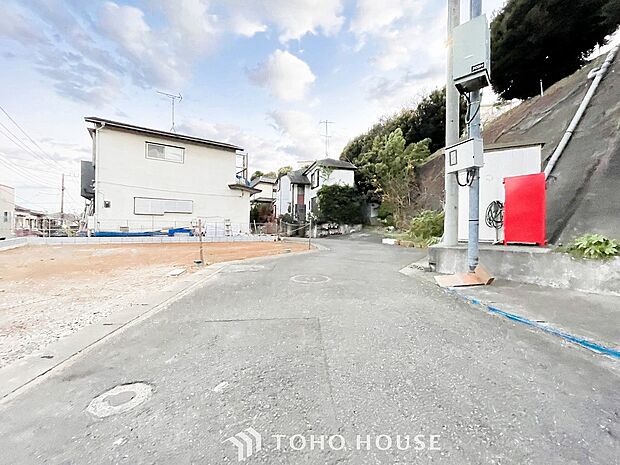 前面道路含む現地写真『快適』は「家」と「街」と「環境」が調和した時に訪れるだと改めて感じさせてくれます。