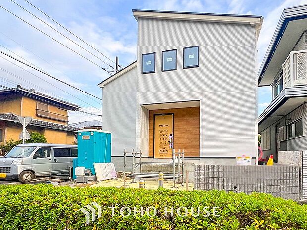 住む人や訪れる人やさしくエスコートする玄関アプローチ。