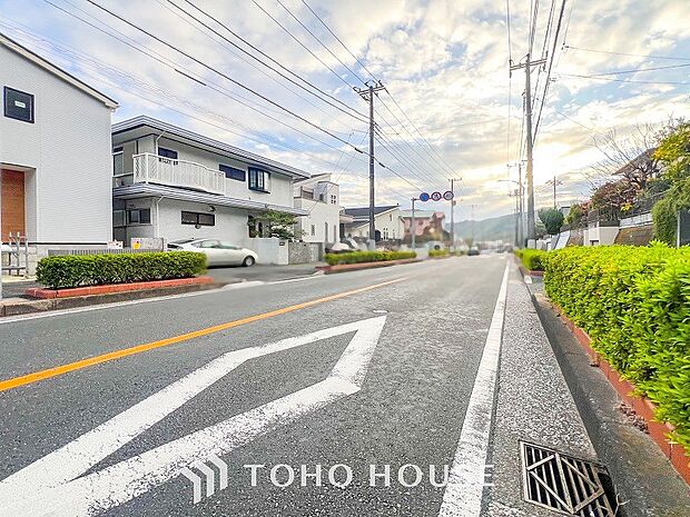 前面道路含む現地写真『快適』は「家」と「街」と「環境」が調和した時に訪れるだと改めて感じさせてくれます。