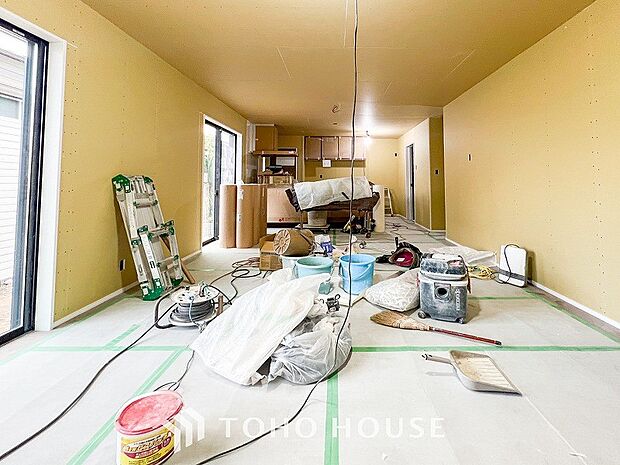 家族と過ごすひと時を溢れる光が優しく包み込むリビングダイニング。