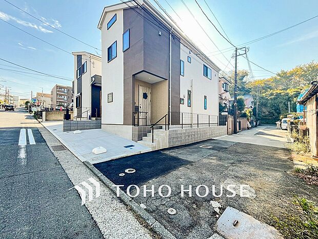 時代の流れに惑わされないシックなカラートーンで街並みに溶け込む外観。