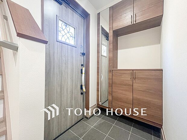 居住者の帰り、訪れる方を優しく迎えてくれる開放感のある玄関。