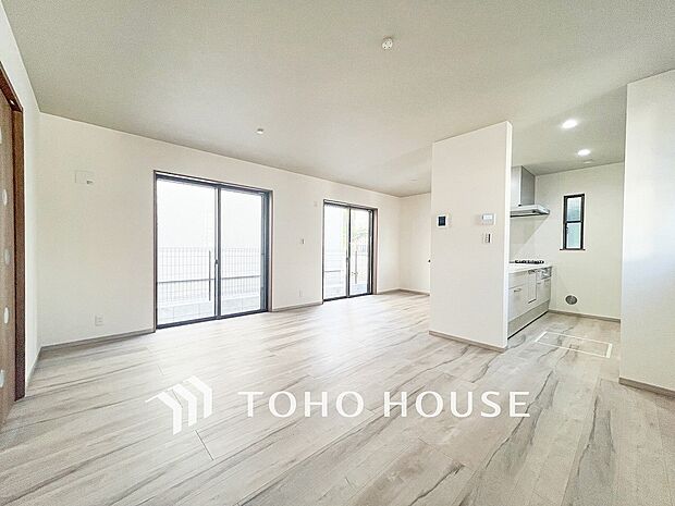 明るく開放的な空間が広がるLDK。室内には豊かな陽光が注ぎ込み、爽やかな住空間を演出。