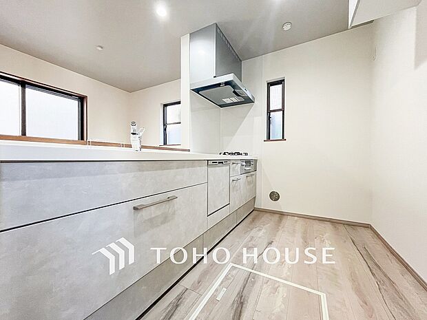 ご家族みんなで調理ができる位のスペースを実現したキッチン空間となっております。