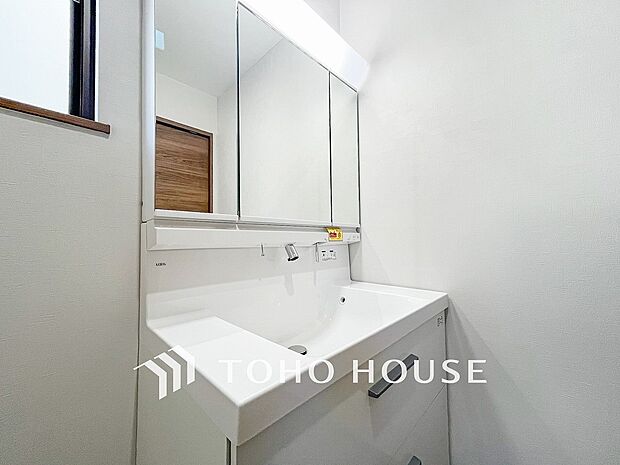 洗面台・洗面所パウダールームはナチュラルな雰囲気で清潔な印象。