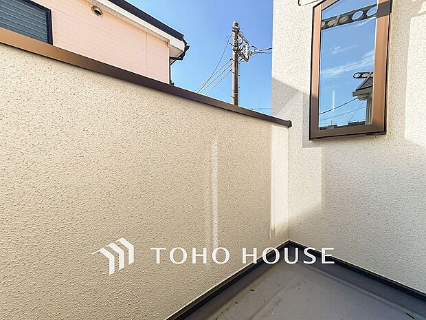 陽光とそよ風に触れることができるバルコニー。