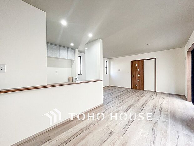 対面式キッチンのあるLDKで家族の会話が弾みます。