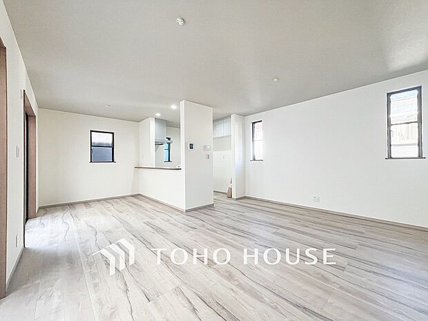 家族と過ごすひと時を溢れる光が優しく包み込むリビングダイニング。