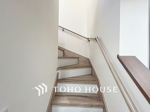 パブリックゾーンとプライベートゾーン繋ぐ階段。豊かな陽光が注ぎ込み、爽やかな住空間を演出。