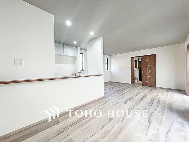 自然と家族が集う、開放感のある明るいダイニング。