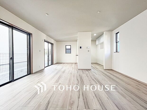 光と風があふれる開放的なリビングダイニングには自然と家族みんなが集まってきます。