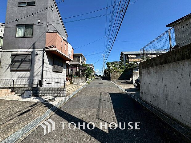 前面道路含む現地写真『快適』は「家」と「街」と「環境」が調和した時に訪れるだと改めて感じさせてくれます。