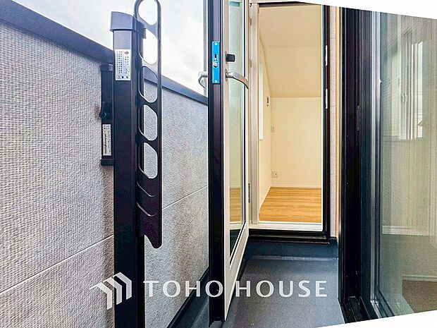 暮らしの中で光と風を演出してくれるバルコニー。