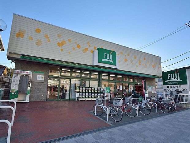 生鮮食品やお惣菜などの食料品、生活必需品が揃っています。