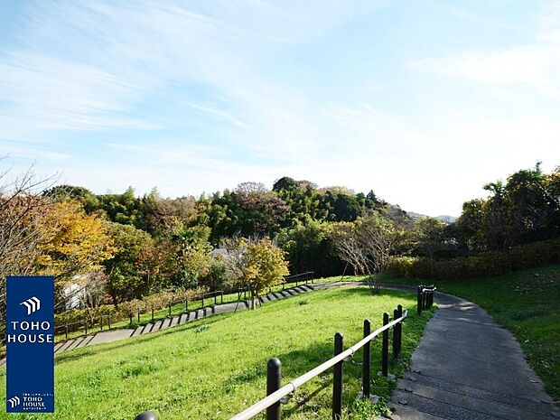 山の斜面を利用した緑豊かで静かな公園。お子様の遊具や広場もございます。草花や木々の中、のんびりとお散歩を楽しめます。